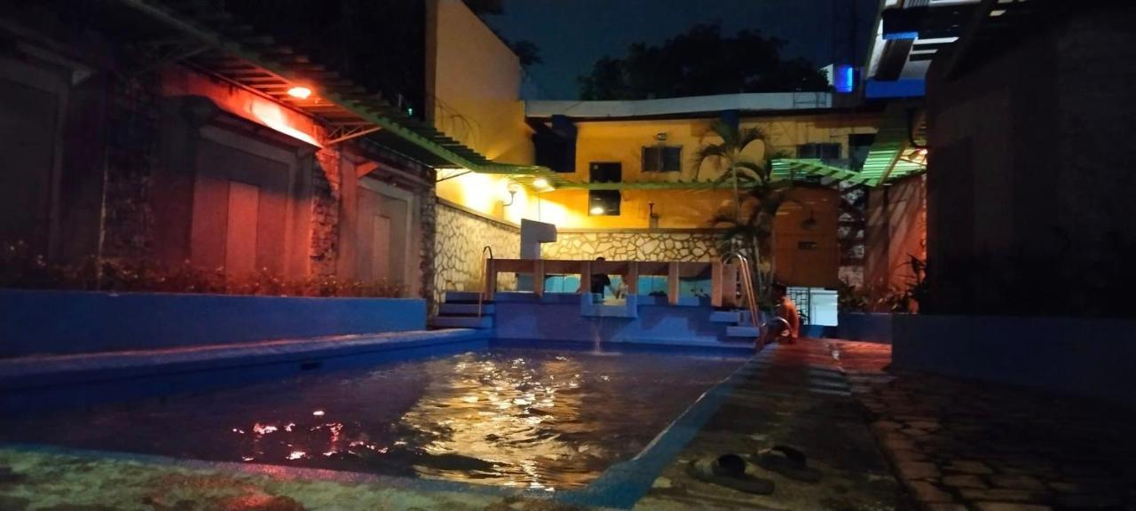 2 Hotel Saleh Angeles Buitenkant foto