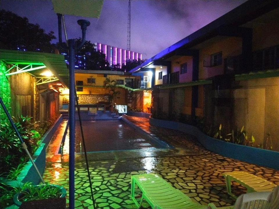 2 Hotel Saleh Angeles Buitenkant foto